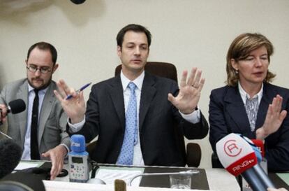 Miembros del partido liberal flamenco Open VLD ante la prensa.