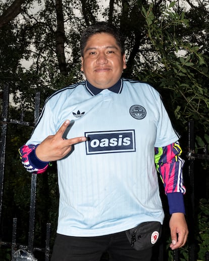 Un fan con una camiseta del grupo musical. 
