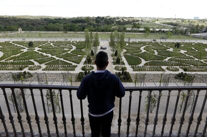 La zona restaurada del jardín se han plantado un gran número de especies originales como tilos de Holanda, cipreses de la Toscana, lilos, moreras, perales, y 3000 plantas tapizantes entre otros. Está abierto al público todos los días excepto los miércoles y ha contado con visitas teatralizadas en las que personajes de la época explicaban las historia del edificio.