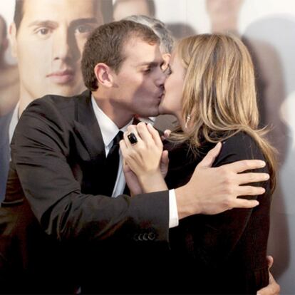 Albert Rivera besa a su esposa, Mariona, tras conocer los resultados.