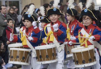 Un grupo de niños de la sociedad Euskal Billera, una de las 52 que desfiló ayer por las calles de San Sebastián.