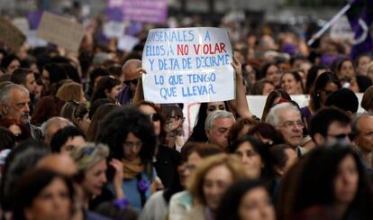 Un manifestante sostiene una pancarta durante una protesta en Madrid el 4 de mayo de 2018.