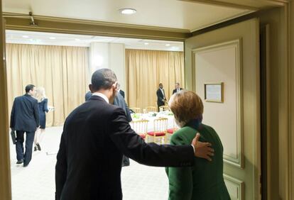 El presidente de EE UU, Barack Obama, cede el paso a la canciller Angela Merkel, a su entrada al salón donde se celebra un encuentro bilateral dentro del marco del G20.