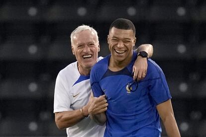 Deschamps y Mbappé, en un entrenamiento en Doha.