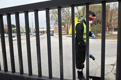 Miembros de la UME efectúan tareas de limpieza en la residencia de Francisco de Vitoria de Alcalá de Henares