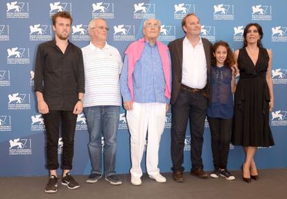 De izquierda a derecha, Arthur Beauvois, Eugene Chaplin, Michel Legrand, Xavier Beauvois, Seli Gmach and Nadine Labaki, durante la presentación en Venecia de 'La rançon de la gloire'.