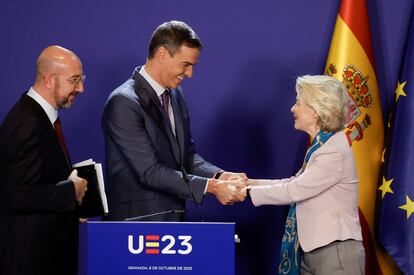 Desde la izquierda, el presidente del Consejo Europeo, Charles Michel; el presidente del Gobierno de España, Pedro Sánchez; la presidenta de la Comisión Europea, Ursula von der Leyen, en la conferencia de prensa de cierre de la cumbre europea en Granada, este viernes.