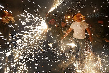 Participantes en la llamada <i>guerra de carretillas </i><b>con la que tradicionalmente acaba la Nit de l&#39;Albà en Elche.</b>