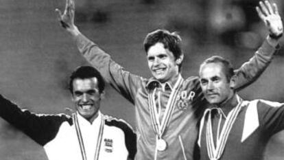 Jordi Llopart (esquerra), al podi dels Jocs Olímpics de Moscou, el 1980, amb la medalla de plata.