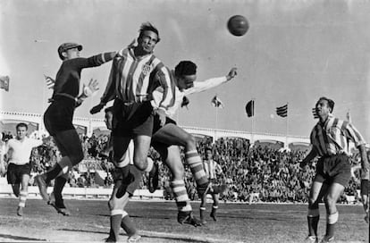 Pachón y Castillo despejan el balón ante la atenta mirada de Humanes en el partido de Liga Primera División entre el Atlético de Tetuán y el Santander (5-1), en el Estadio Varela de Tetuán el 20/01/1952.