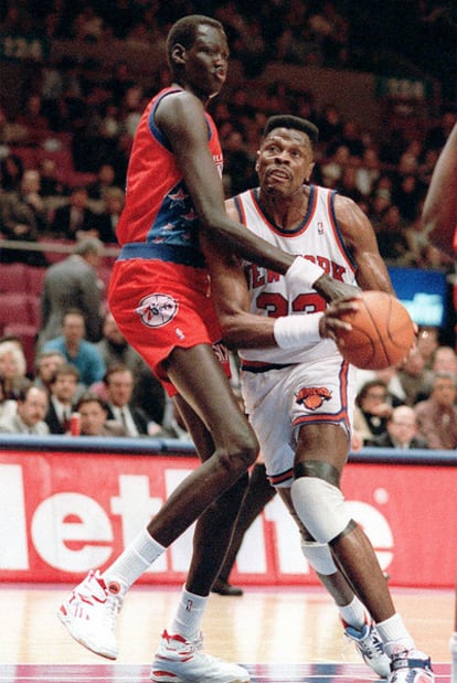 Manute Bol, a la izquierda, y Patrick Ewing, en 1993.