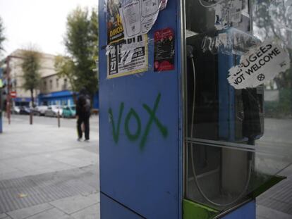 Una cabina de teléfonos de Valdemoro, con una pintada de Vox este lunes.