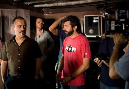 Alberto Rodr&iacute;guez (centro) y Javier Guti&eacute;rrez (izquierda), en un momento del rodaje de &#039;La isla m&iacute;nima&#039;.