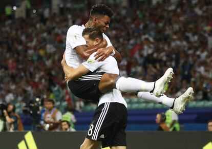 Leon Goretzka (derecha) celebra su segundo gol con Benjamin Henrichs.