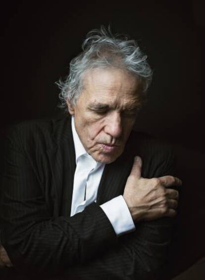 Abel Ferrara, el cineasta con fama de arisco con la prensa, evitando mirar a la c&aacute;mara de ICON en Madrid.