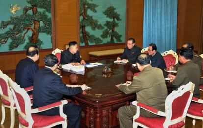 Kim Jong-un, tercero por la izquierda, en la reuni&oacute;n de seguridad.