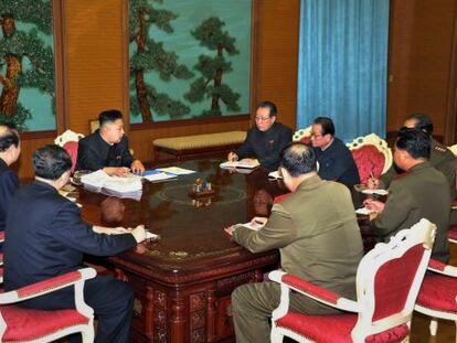 Kim Jong-un, tercero por la izquierda, en la reunión de seguridad.