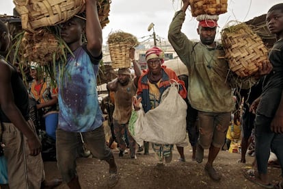 Christine Banlog (centro de la imagen), 64 años, tiene un puesto de venta de alimentos en Douala, Camerún. Está viuda y tiene a su cargo a tres nietos. Al mes, gana de media unos 45 euros.