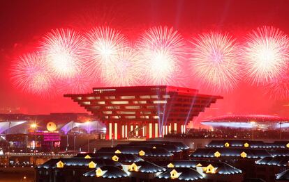 Los fuegos artificiales iluminan el cielo durante el espectáculo nocturno con el que se ha inaugurado la Exposición Universal