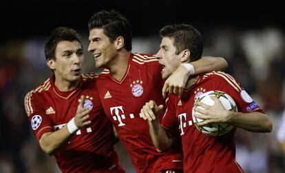 Los jugadores del Bayern celebran el gol del empate.