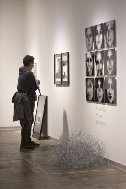 Algunas de las mujeres que cuentan su particular historia con el aborto ilegal, en la exposición de Laia Abril. Abajo, una escultura formada por un buen número de perchas, utilizadas para practicar abortos de forma cotidiana.