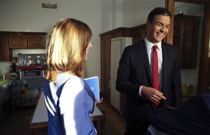 Pedro Sánchez enseña la cocina de La Moncloa a la periodista Ana Blanco.