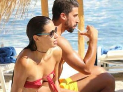 Adriana Lima y Sami Khedira en una playa de Mikonos (Grecia).