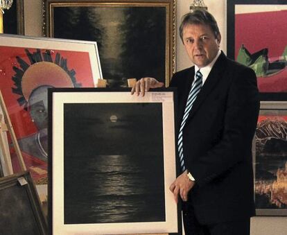El director de la agencia de subastas Darte mostrando 'Paisaje marino nocturno', de Adolf Hitler.
