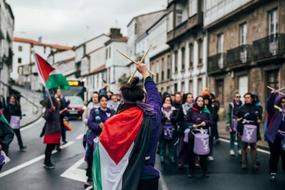 Manifestación organizada por la "Marcha Mundial das Mulleres" convocada para este 8M, bajo el lema 'En marcha para transformar la vida de las mujeres', en su recorrido por las calles de Santiago de Compostela.
