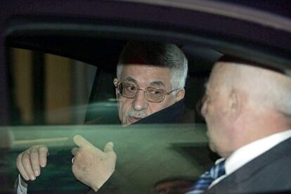 Mahmud Abbas (izquierda) y Ahmed Qurei, primer ministro palestino, abandonan su hotel en París.