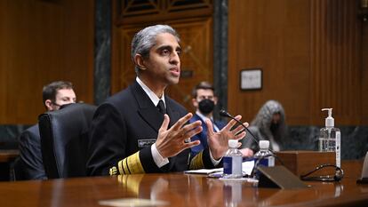 El cirujano general de EE UU, Vivek Murthy, testifica en el Senado sobre salud mental juvenil, en el Capitolio de Washington, DC, en febrero de 2022.