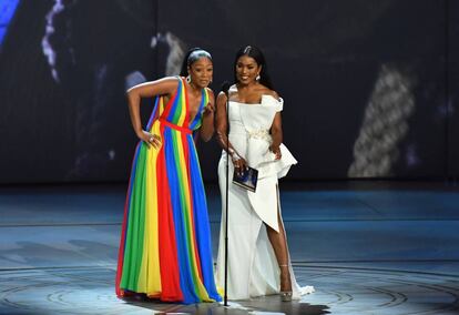 Tiffany Haddish (izquierda) y Angela Bassett presentan uno de los galardones.