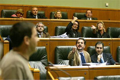 Los parlamentarios del grupo popular increpan a Arnaldo Otegi durante su intervención tras un cruce de insultos.