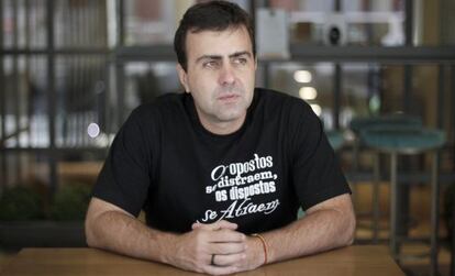 El diputado brasileño Marcelo Freixo retratado en un hotel de Madrid.
