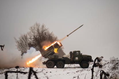Una lanzadera de cohetes del ejército ucranio disparaba contra posiciones rusas, el 25 de febrero en Járkov.