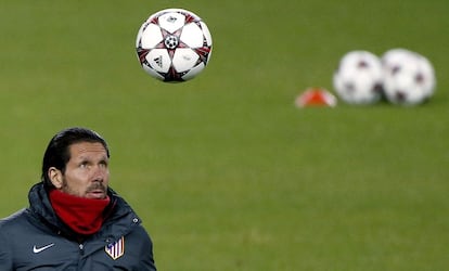 El entrenador argentino del Atlético de Madrid, Diego Pablo Simeone, durante un entrenamiento de la Liga de Campeones (2013).