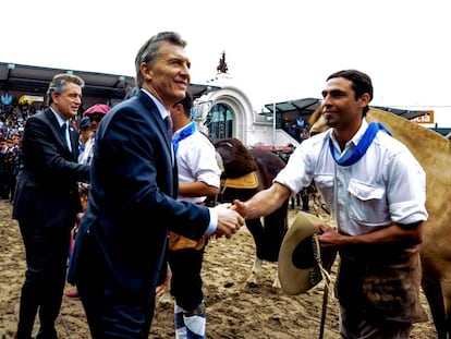 El presidente Mauricio Macri saluda a un trabajador del campo durante la apertura de la Exposici&oacute;n Rural en Buenos Aires.