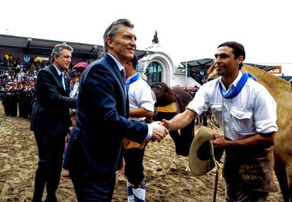 El presidente Mauricio Macri saluda a un trabajador del campo durante la apertura de la Exposici&oacute;n Rural en Buenos Aires.