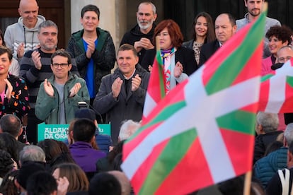 El coordinador de EH Bildu, Arnaldo Otegi (en el centro), y el candidato Pello Otxandiano (a la izquierda) durante un acto de campaña para las elecciones vascas celebrado este jueves en Vitoria.