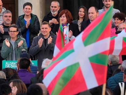 El coordinador de EH Bildu, Arnaldo Otegi (en el centro), y el candidato Pello Otxandiano (a la izquierda) durante un acto de campaña para las elecciones vascas celebrado este jueves en Vitoria.