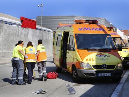 T&eacute;cnicos del SEM asisten a un peat&oacute;n tras un accidente en Terrassa