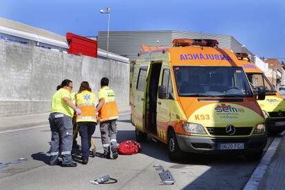 Técnicos del SEM asisten a un peatón tras un accidente en Terrassa