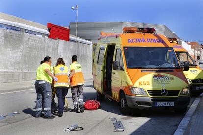 Tècnics del SEM assisteixen un vianant després d'un accident a Terrassa.