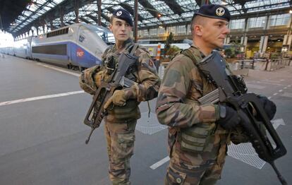 Soldados vigilan una estaci&oacute;n de trenes en Par&iacute;s, el pasado viernes.