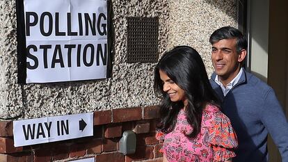 Rishi Sunak y su esposa, Akshata Murty, hoy tras votar en Richmond.
