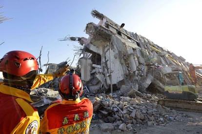 Dos trabajadores de emergencias junto a los restos del complejo Wei-Kuan que se derrumbó durante el terremoto en Tainan (Taiwán), el 8 de febrero.