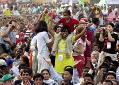 Miles de participantes bailan durante la inauguración del foro.