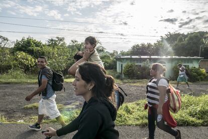 Las familias marcan el drama humano que se vive durante el camino, sobre la carretera que conduce a Tapachula, el 21 de octubre de 2018.