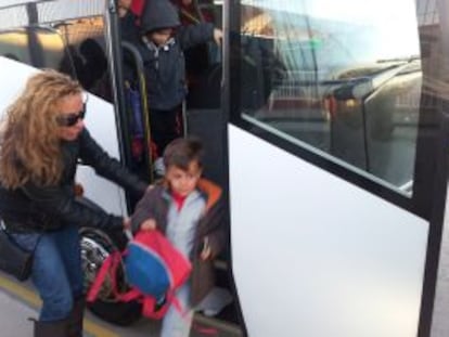 Educación corrige la discriminación del bus pagado con el calendario erótico