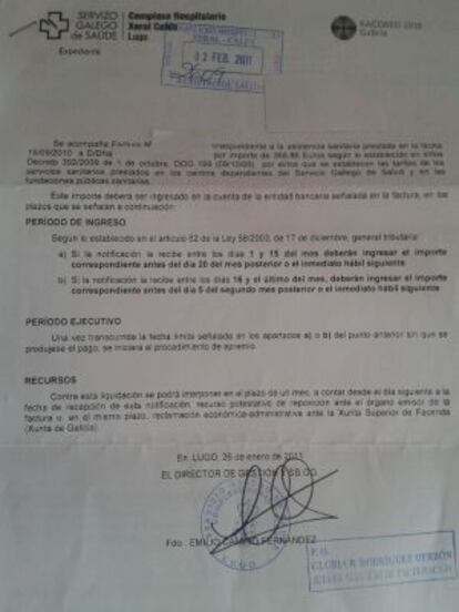 Carta en la que Sanidade urge el pago a un inmigrante si no acredita falta de recursos en unos días.